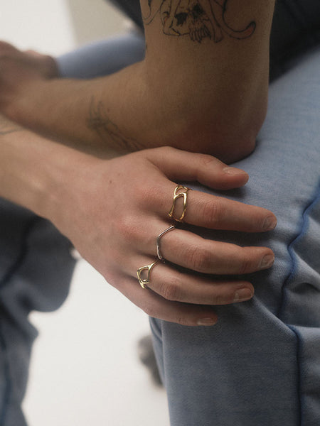 Maria Black Iris Ring in gold, Tragebild