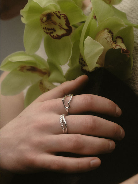 Maria Black Iris Ring in silber, Tragebild