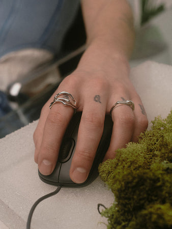Maria Black Iris Ring in silber, Tragebild
