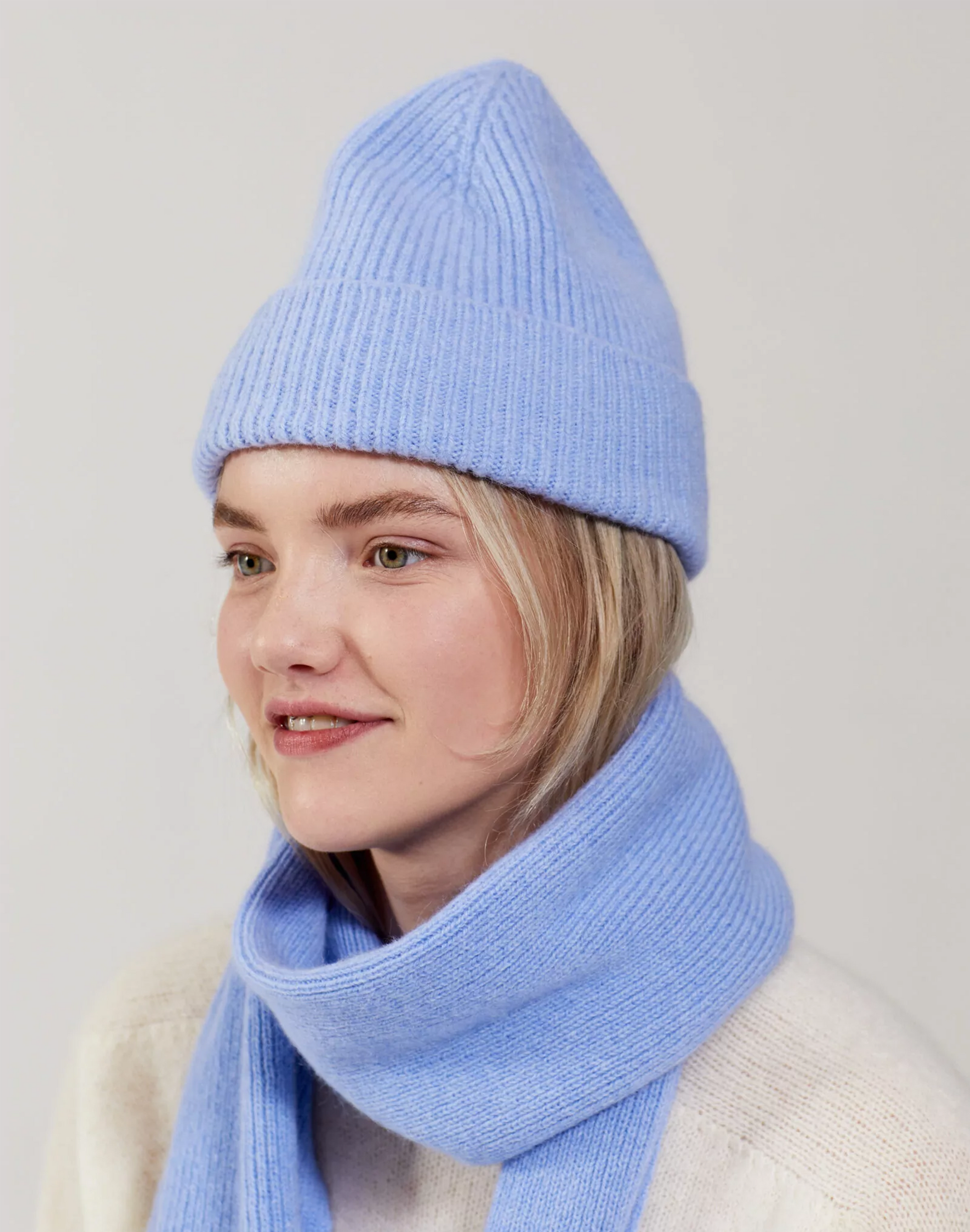 Le Bonnet Schal in Light Blue, Tragebild