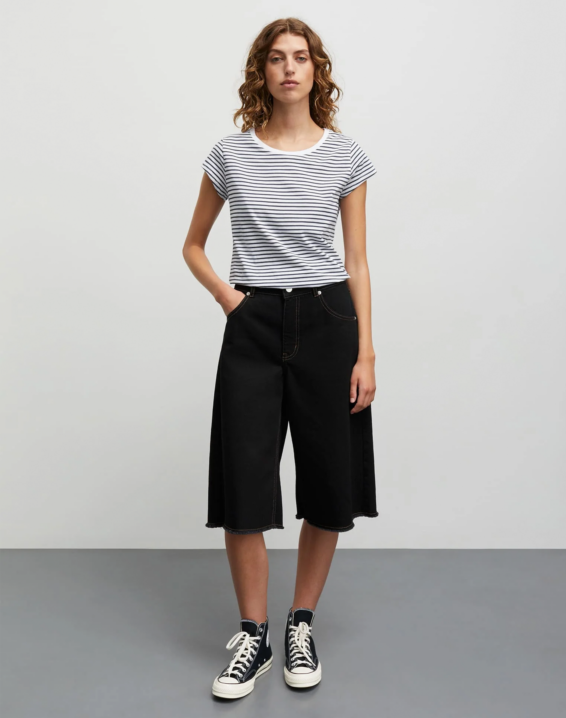 Mads Norgaard Dyed Denim Robyn Shorts in Schwarz, Ansicht Frontal