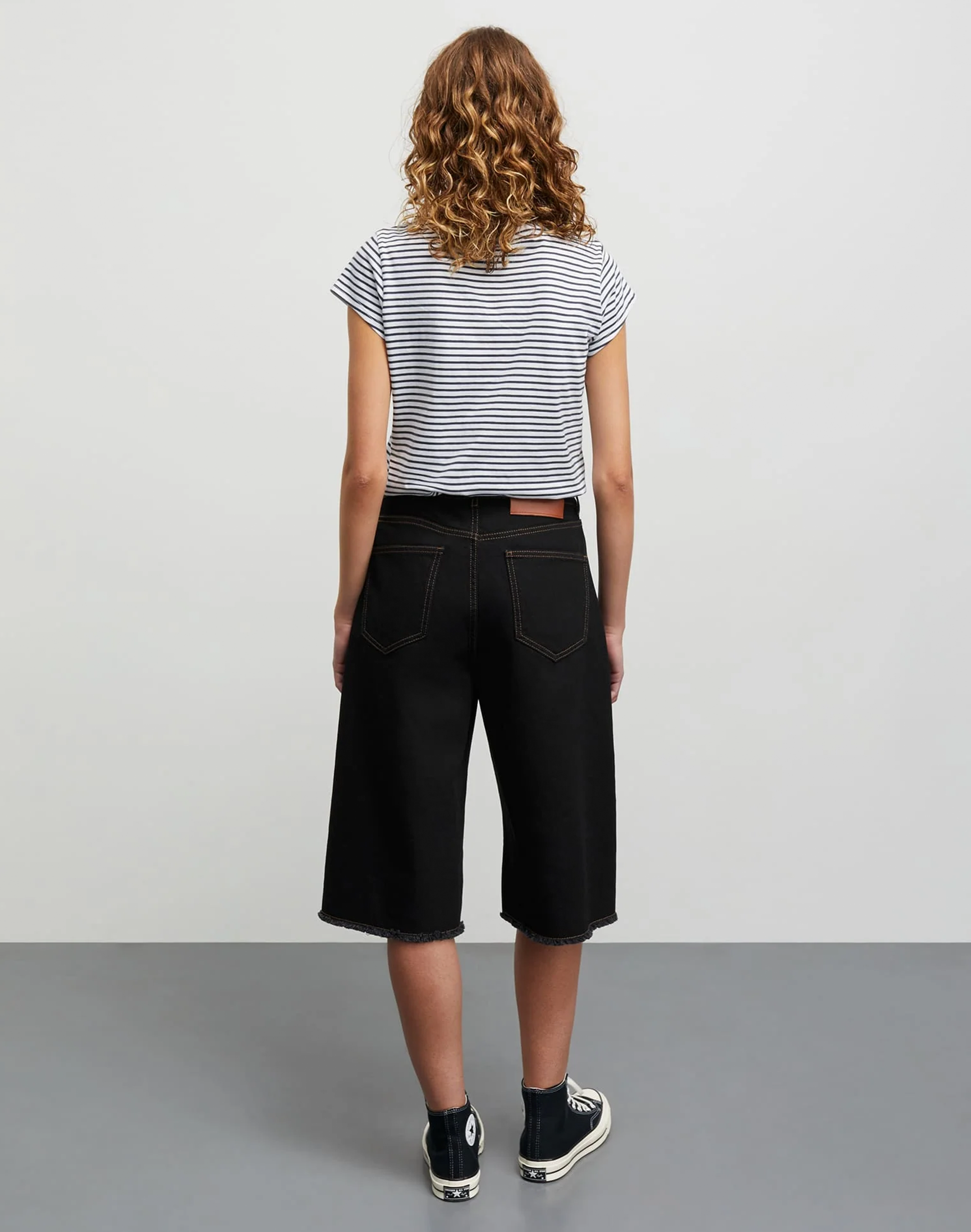 Mads Norgaard Dyed Denim Robyn Shorts in Schwarz, Ansicht Hinten