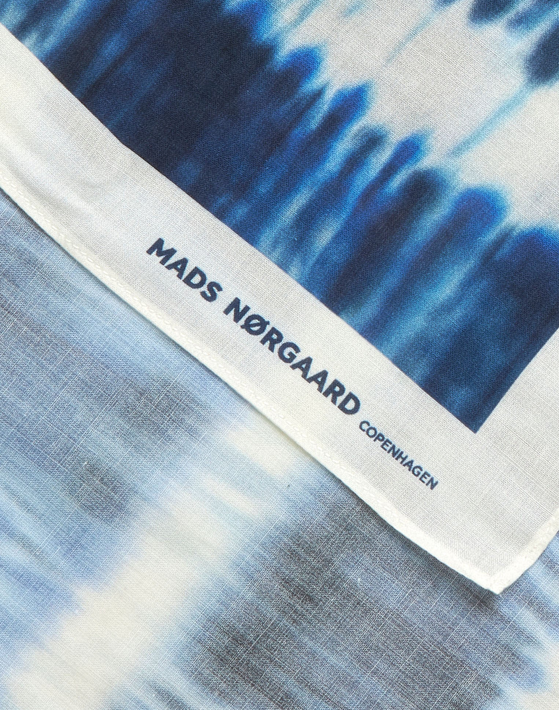 MADS NORGAARD Soft Cotton Halstuch in Batik Blau, Ansicht Detail