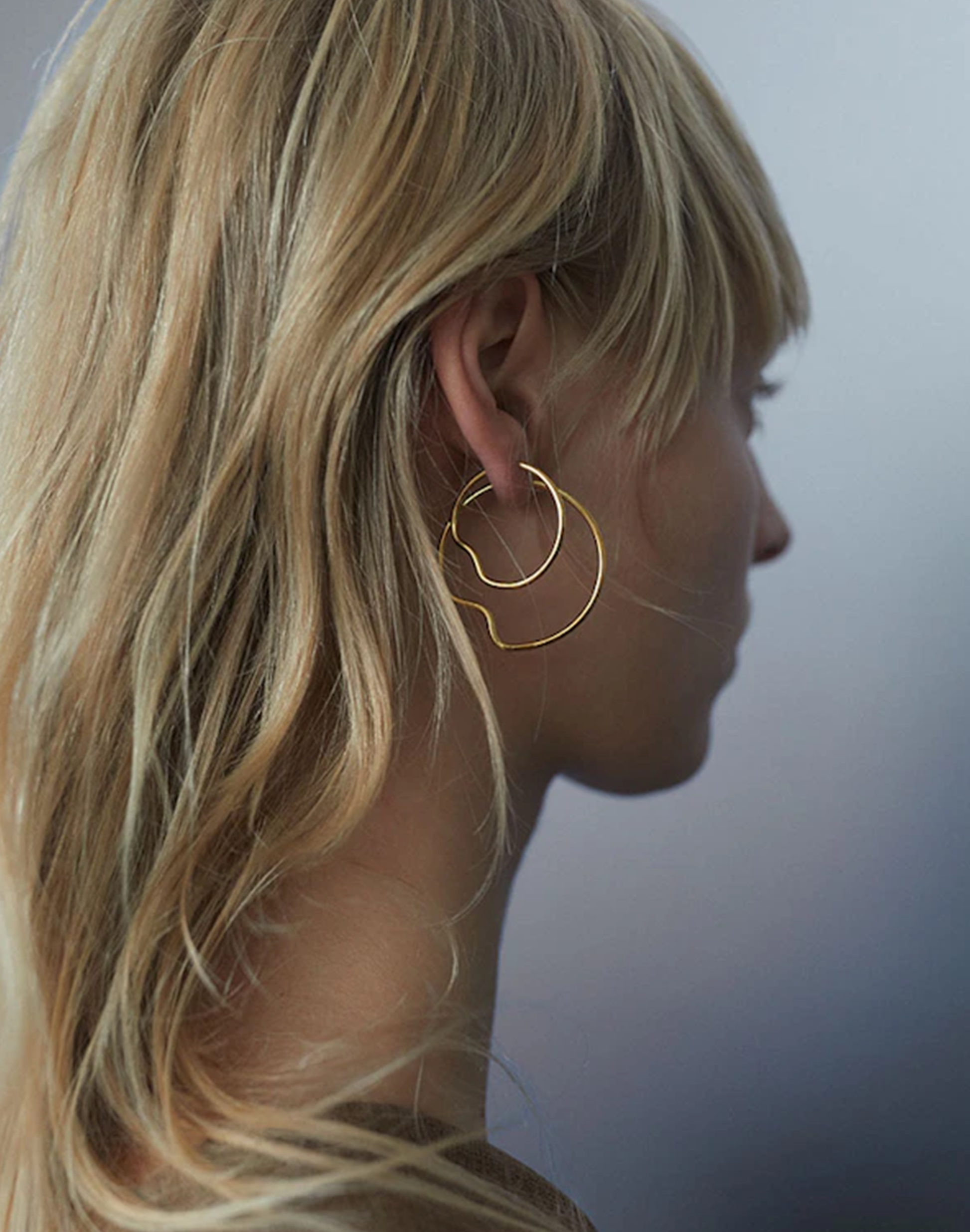 Maria Black Copenhagen Hoops in Gold, Tragebild