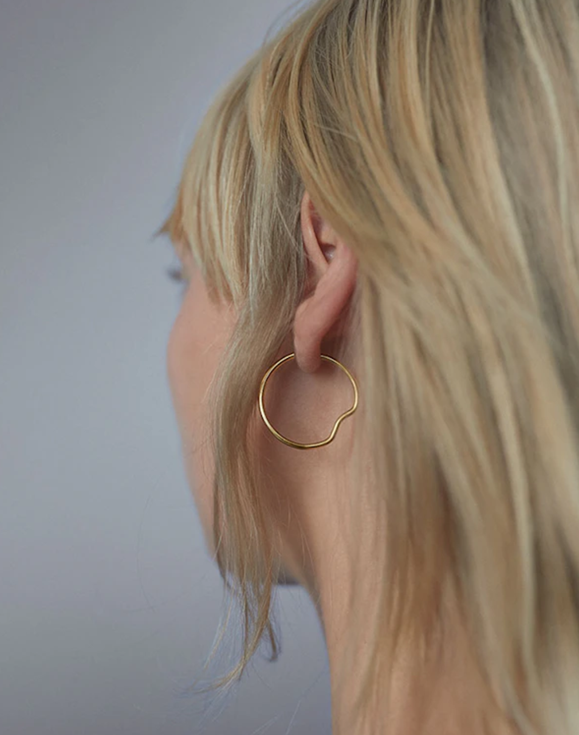 Maria Black Copenhagen Hoops in Gold, Tragebild