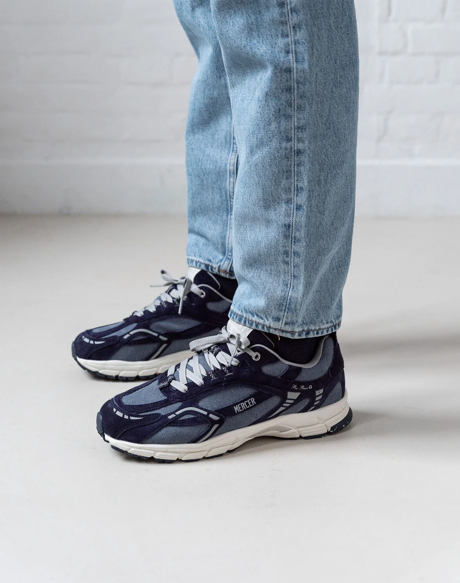 Mercer Amsterdam Re-Run Washed Canvas Sneaker in Blau, Tragebild