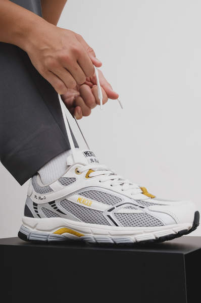 Mercer Amsterdam The Run Sneaker in Silber, Tragebild Seite