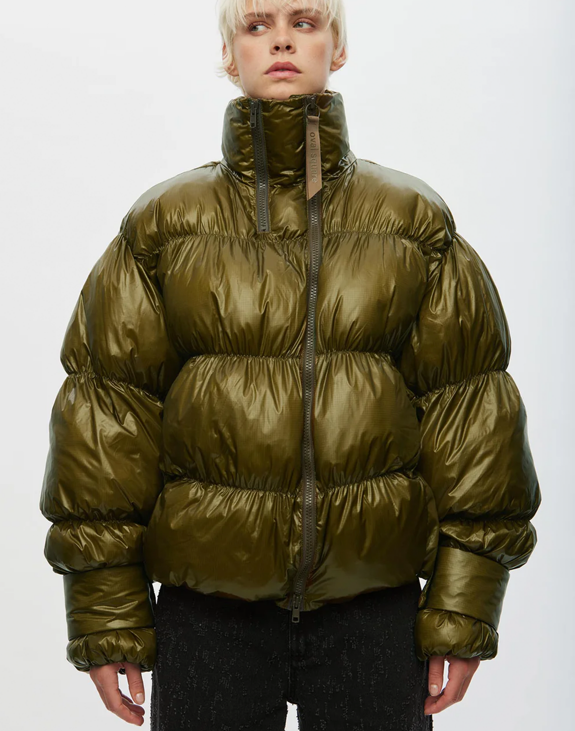 Oval Square Active Jacke in Olivegrün, Tragebild Frontal