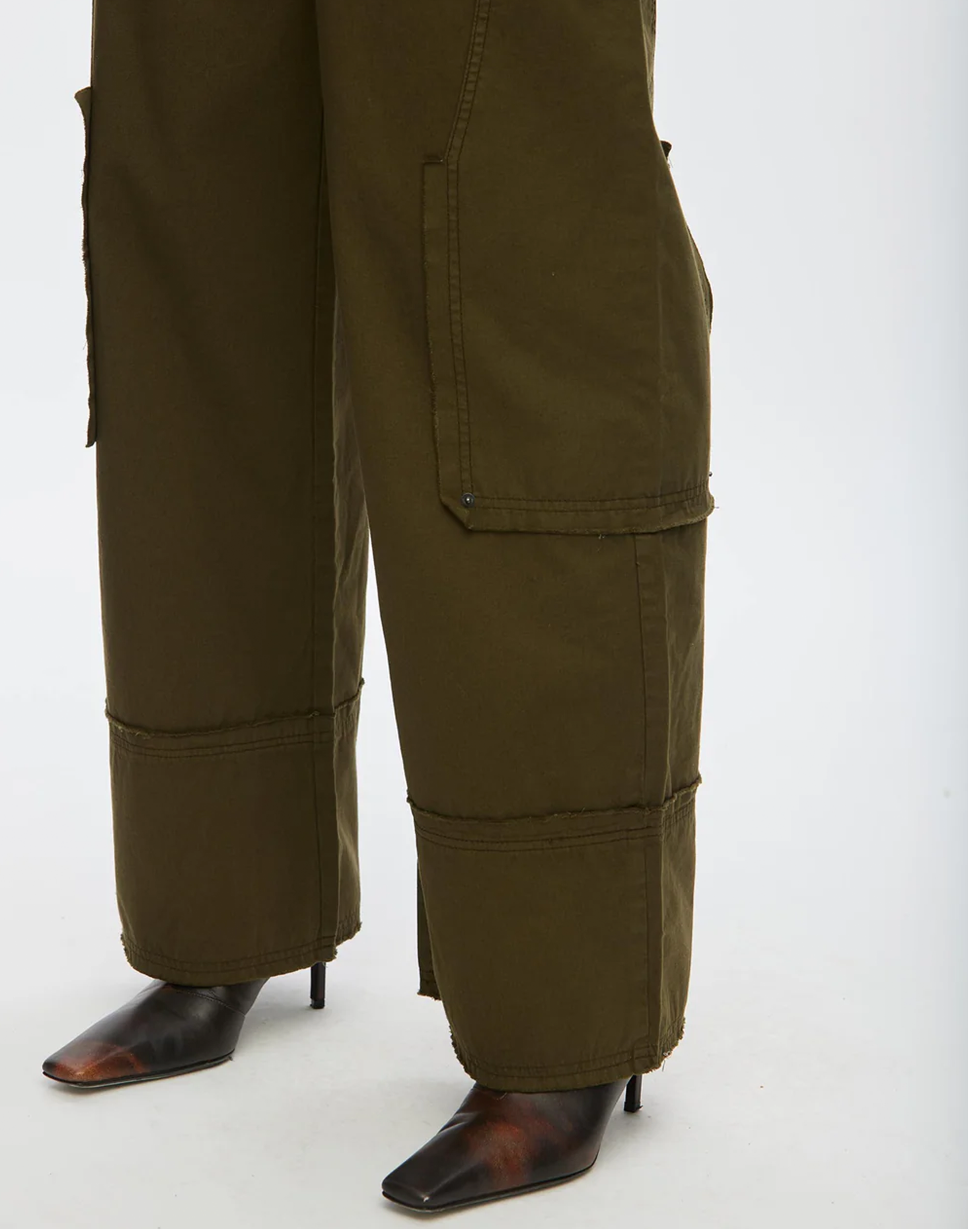 Oval Square Pete Hose in Olive, Ansicht Saum