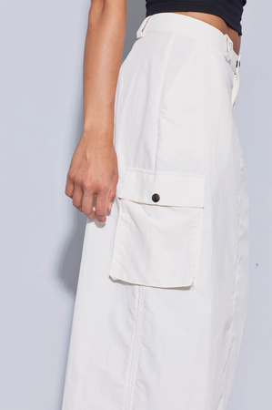 OVAL SQUARE Poppy Maxirock in Off-White, Detail Tasche