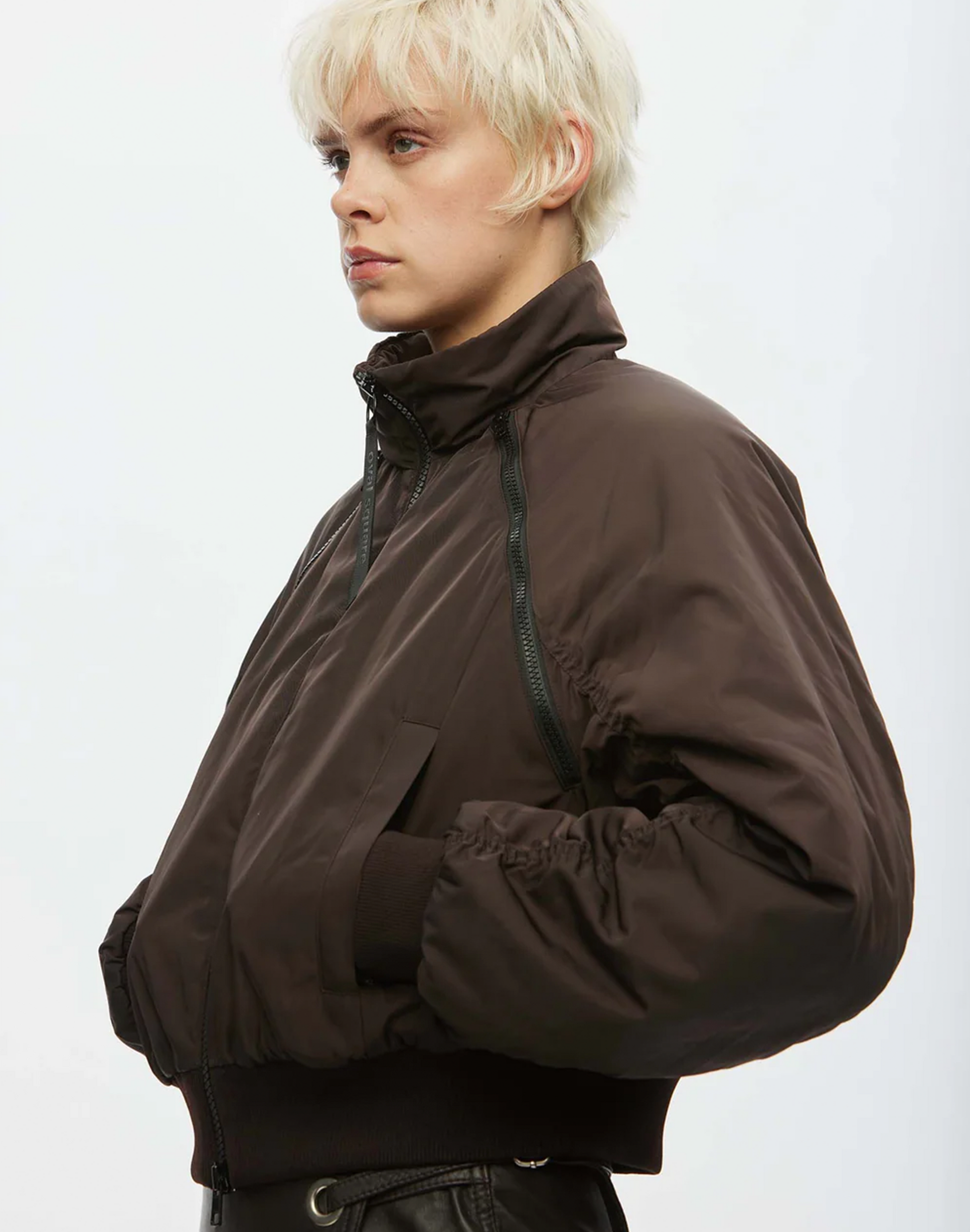 Oval Square Tilda Jacke in Braun, Tragebild Seite