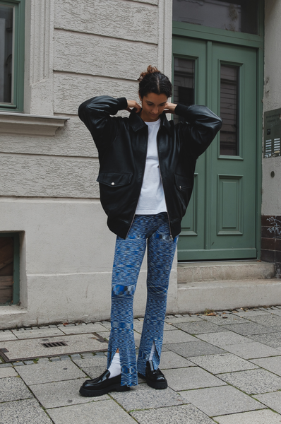 Oval Square Bomber Lederjacke in Schwarz, Tragebild Frontal