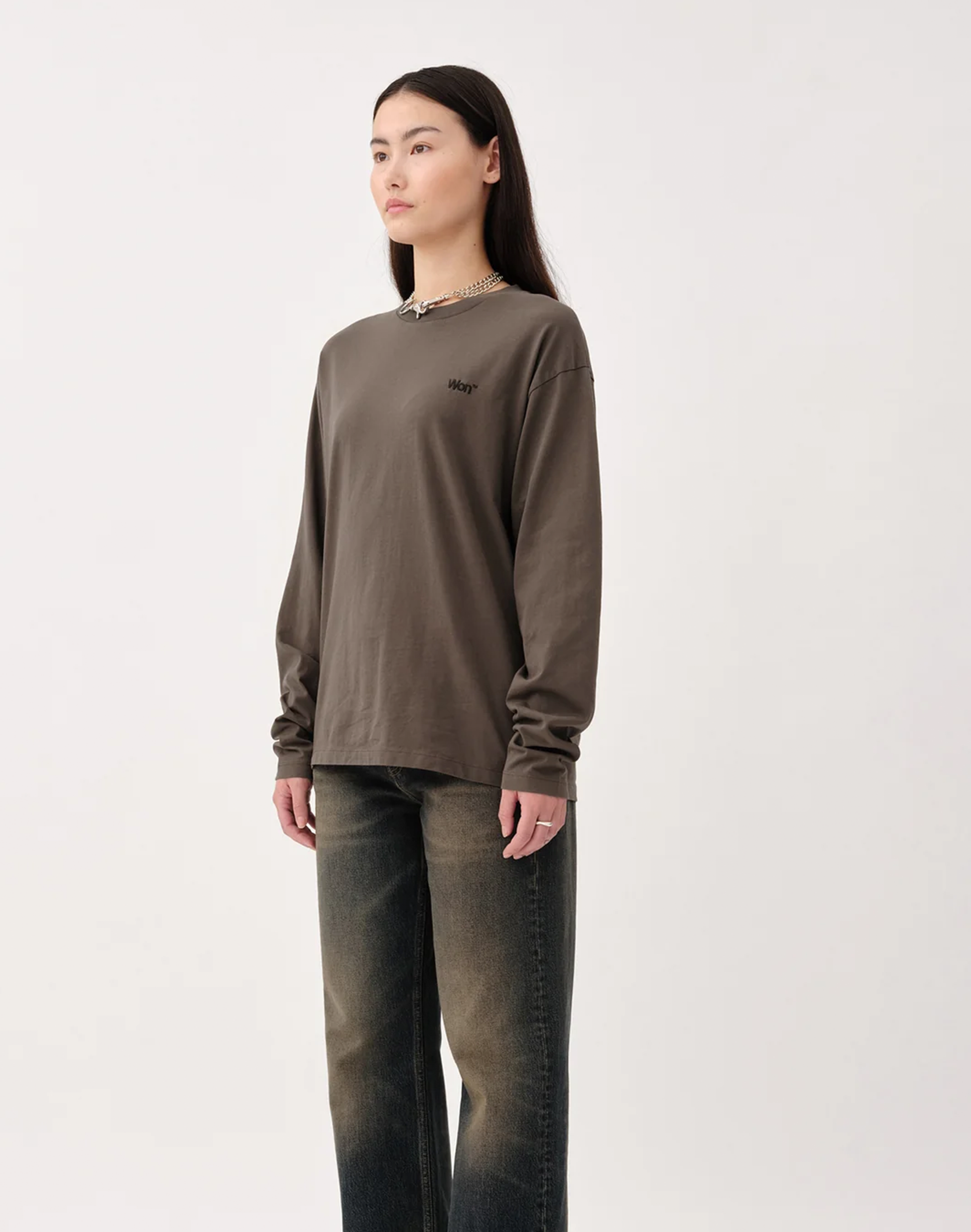 Won Hundred Staff Longsleeve in Black Olive, Tragebild Seite