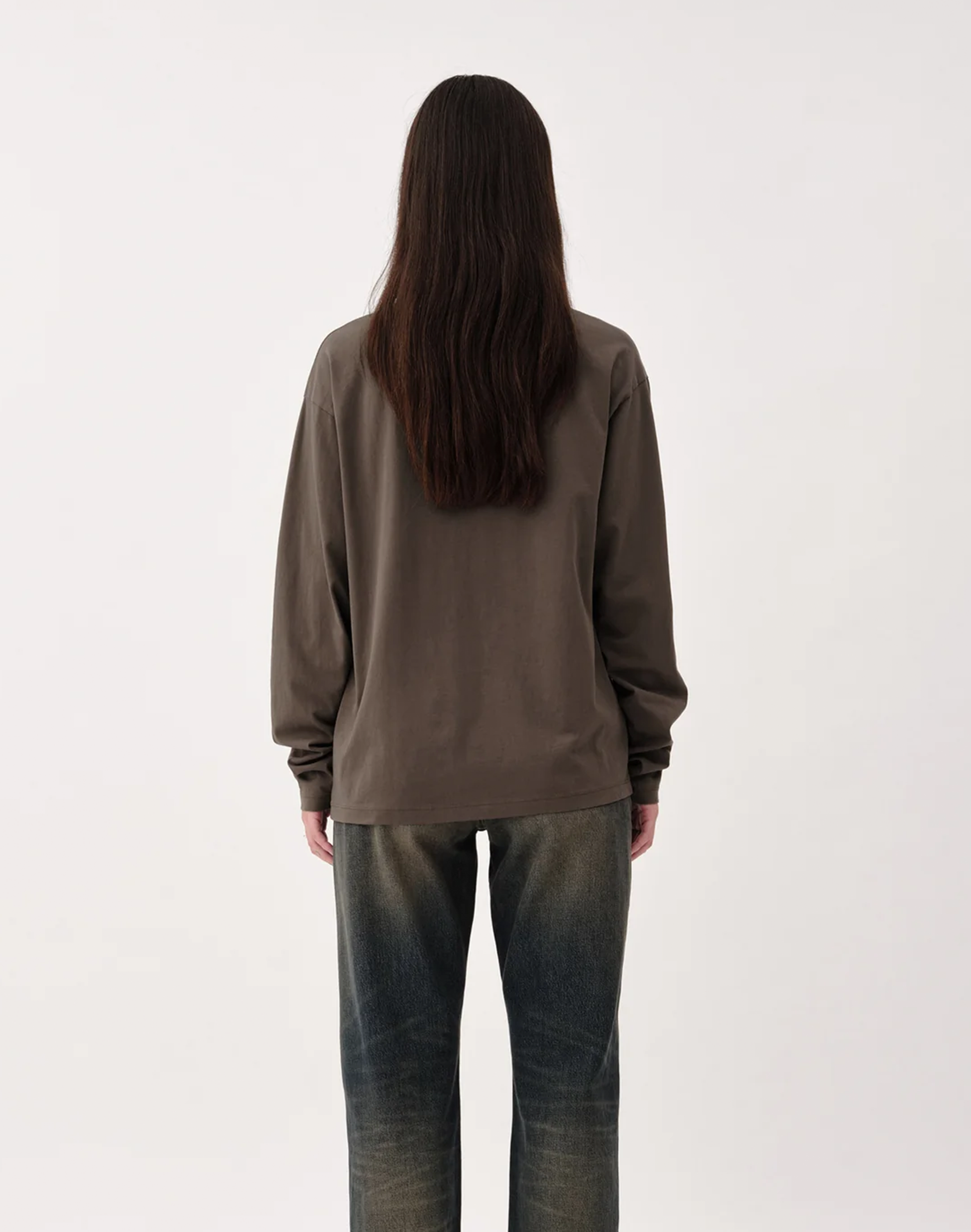 Won Hundred Staff Longsleeve in Black Olive, Tragebild Hinten