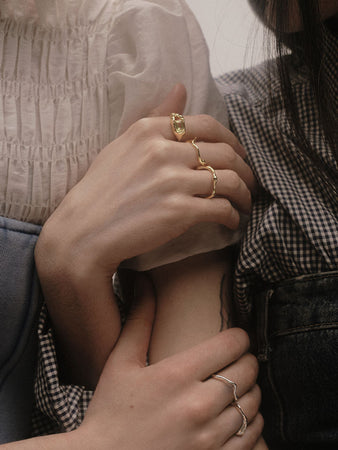 Maria Black Zina Ring in gold, Tragebild